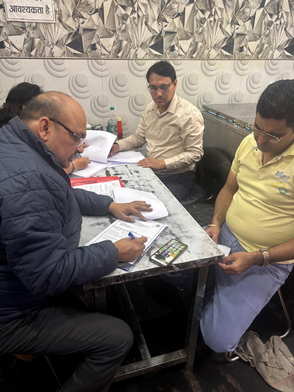 होली पर्व को देखते हुए खाद्य सुरक्षा विभाग ने मिलावटखोरी के खिलाफ सख़्ती बढ़ा दी है। जनपद में मिठाई, दूध, दुग्ध उत्पाद एवं फलों के रस सहित विभिन्न खाद्य एवं पेय पदार्थों के कुल 135 नमूने जांच के लिए रुद्रपुर स्थित प्रयोगशाला भेजे गए हैं।