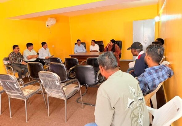 धारी देवी मंदिर परिसर की व्यवस्थाओं को बेहतर बनाने और श्रद्धालुओं की सुविधा बढ़ाने के उद्देश्य से नगर निगम द्वारा मंदिर समिति के साथ महत्वपूर्ण बैठक आयोजित की गई।