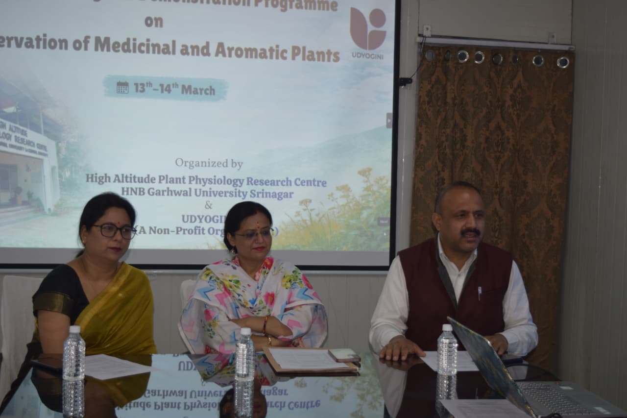 हिमालयी क्षेत्र की बहुमूल्य वनस्पति संपदा को बचाने और आधुनिक तकनीक से किसानों की आय बढ़ाने के उद्देश्य से श्रीनगर में एक महत्वपूर्ण पहल की गई है।