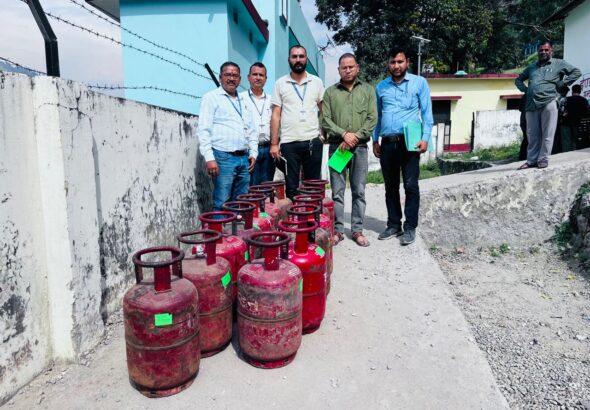जनपद में व्यावसायिक प्रतिष्ठानों में घरेलू एलपीजी गैस सिलेंडरों के अवैध उपयोग