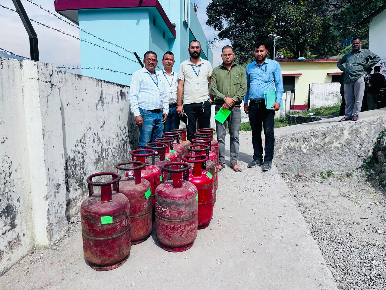 जनपद में व्यावसायिक प्रतिष्ठानों में घरेलू एलपीजी गैस सिलेंडरों के अवैध उपयोग