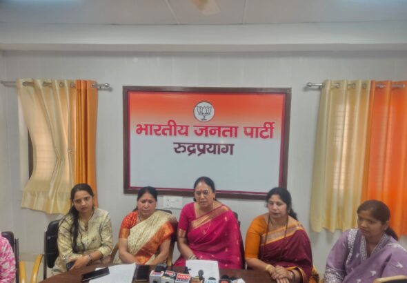 केदारनाथ विधायक आशा नौटियाल रुद्रप्रयाग में नारी शक्ति वंदन अधिनियम पर प्रेस वार्ता करती हुई