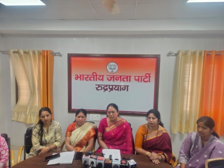 केदारनाथ विधायक आशा नौटियाल रुद्रप्रयाग में नारी शक्ति वंदन अधिनियम पर प्रेस वार्ता करती हुई