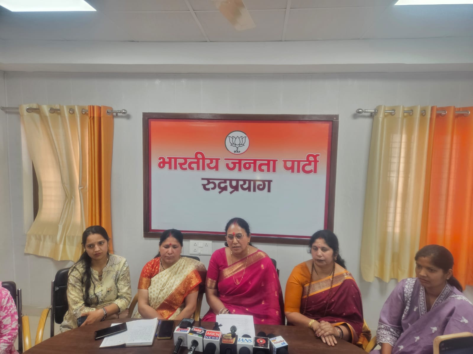 केदारनाथ विधायक आशा नौटियाल रुद्रप्रयाग में नारी शक्ति वंदन अधिनियम पर प्रेस वार्ता करती हुई