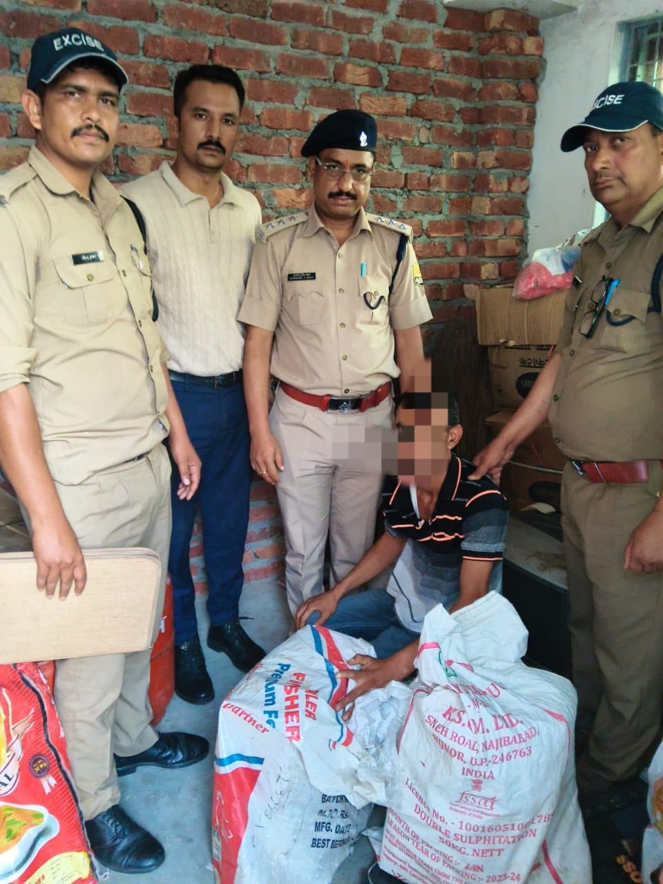 #PauriPolice #ExciseDepartment #KotdwarNews #IllegalLiquorAction #SwatiSBhadoriya #HimwantPatrika #UttarakhandNews #AbkariVibhag